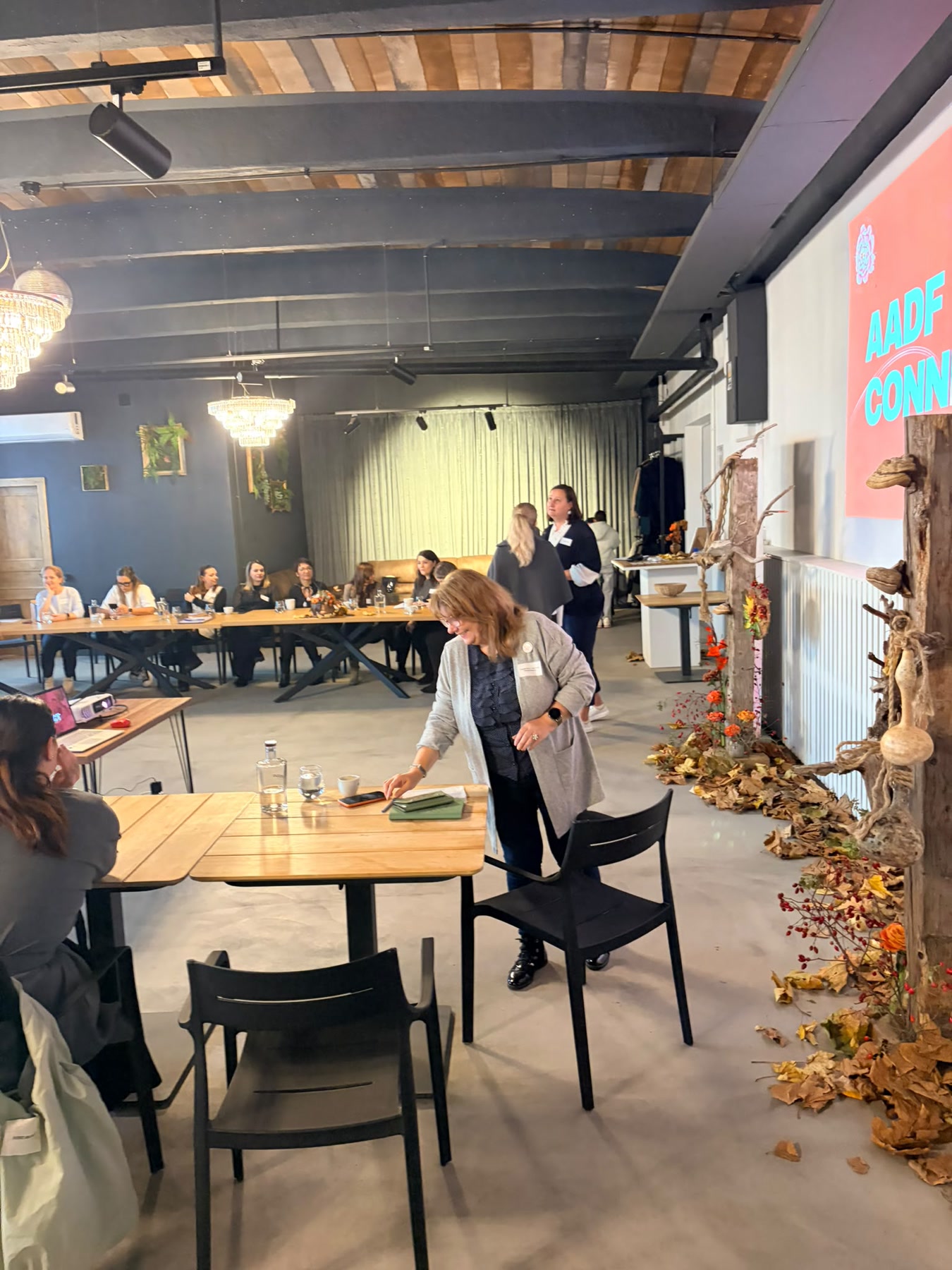 Sala întâlnirii AADF Connect și amenajarea florală a spațiului.