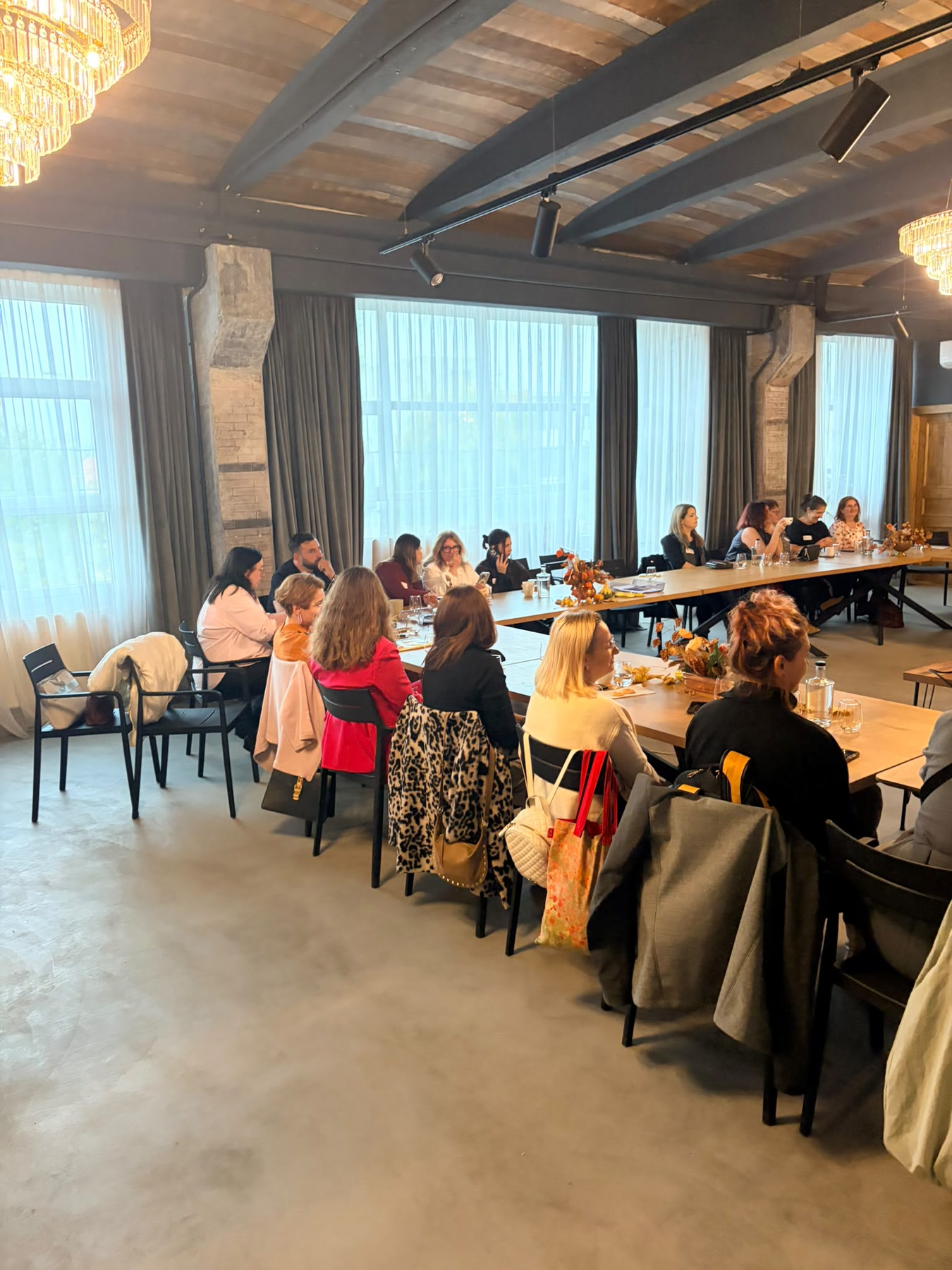 Participanți reuniți pentru dialog la AADF Connect.