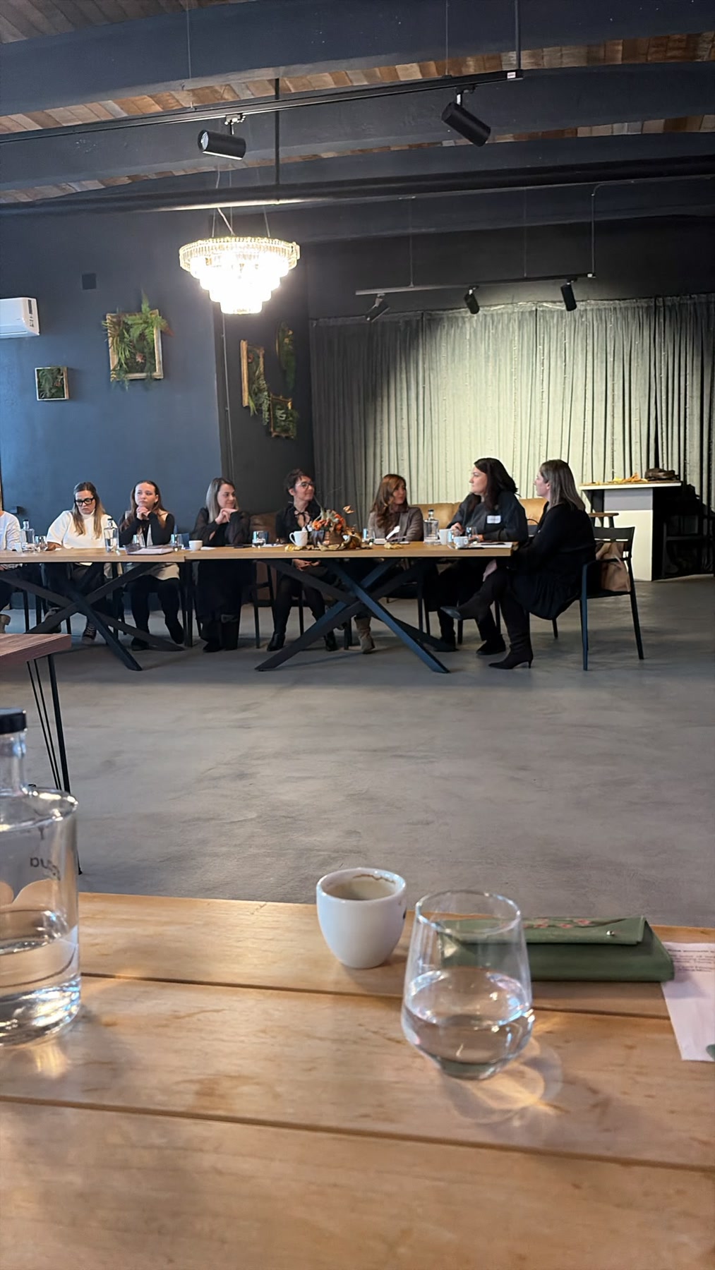 Participanți discutând în cadrul AADF Connect de la Sibiu.